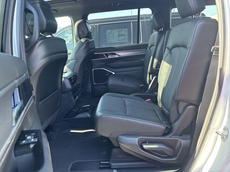 2026 Jeep Grand Wagoneer Limited Altitude 4x4Image 24