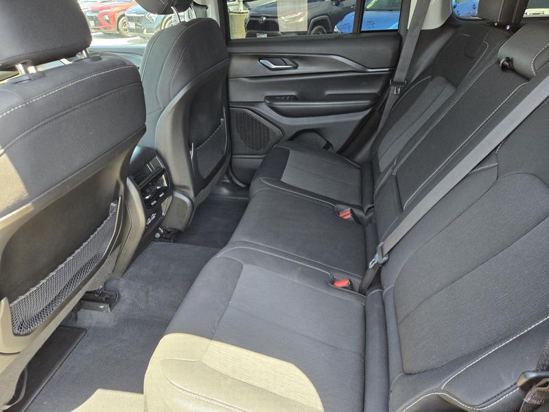 Used 2023 Jeep Grand Cherokee Laredo 4x2