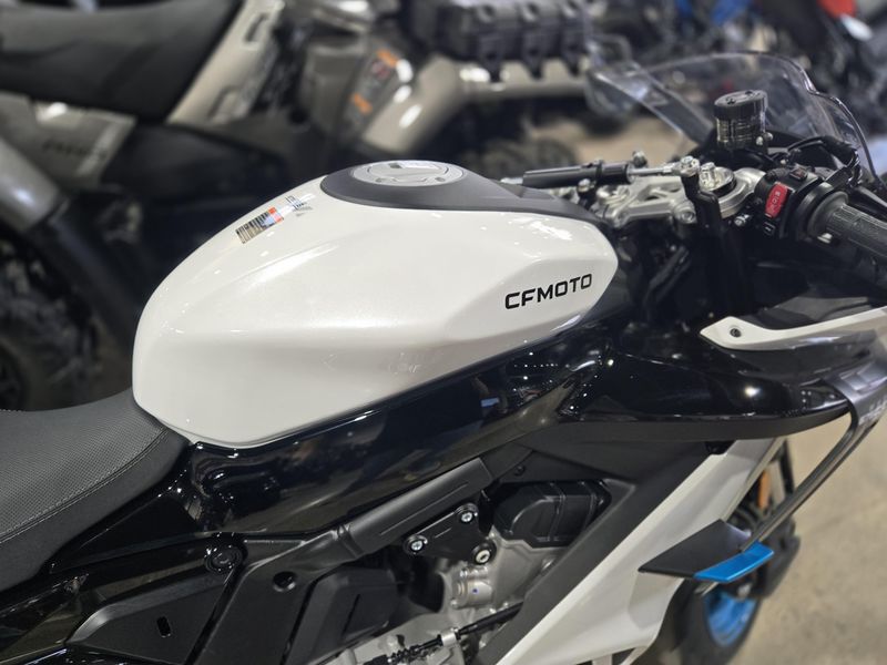 2025 CFMOTO 675SS NEBULA WHITE Image 8