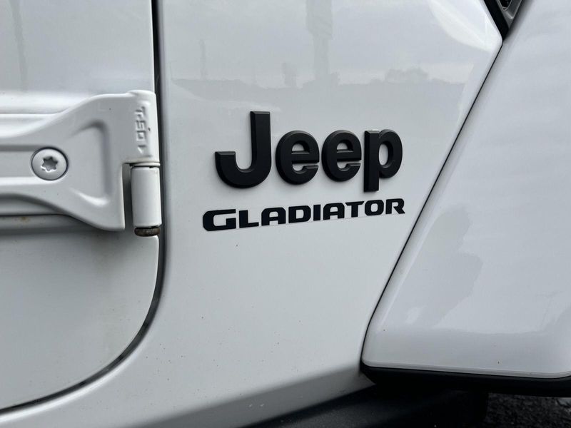 2021 Jeep Gladiator Willys photo 4