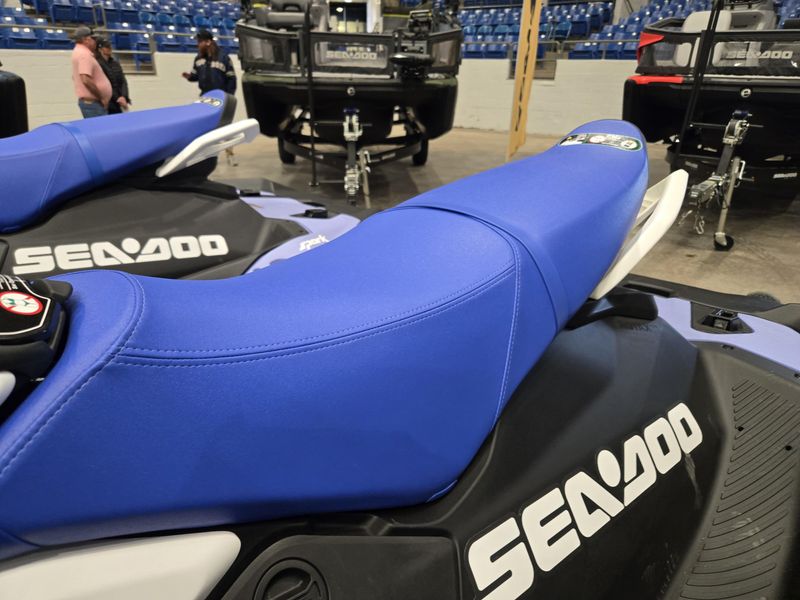 2025 SEADOO SPARK FOR 3 CONVENIENCE PACKAGE WITH SOUND SYSTEM DAZZLING BLUE AND VAPOR BLUE Image 11