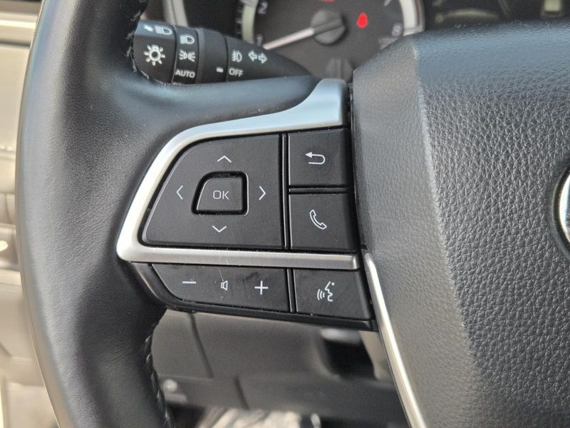 Used 2024 Toyota Highlander LE FWD (Natl)