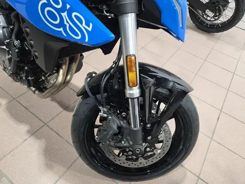 2025 Suzuki GSX8S GLASS SPARKLE BLACK AND PEARL COSMIC BLUE Image 16