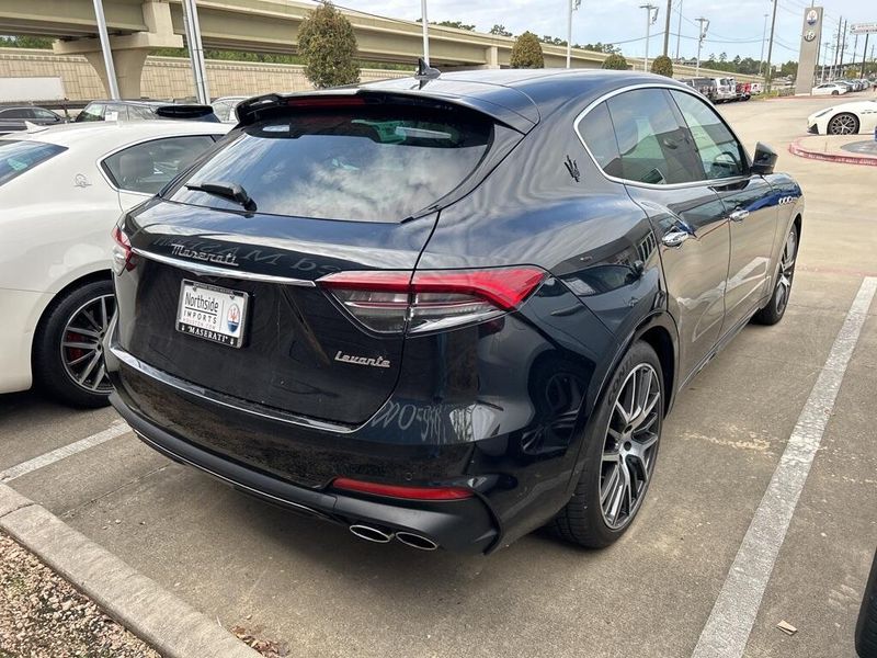 2022 Maserati Levante ModenaImage 3