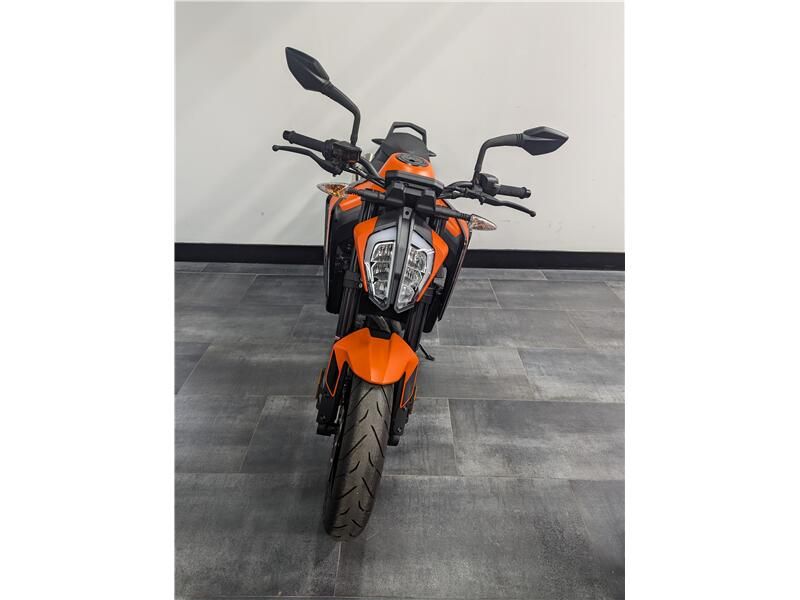 2022 KTM DukeImage 3