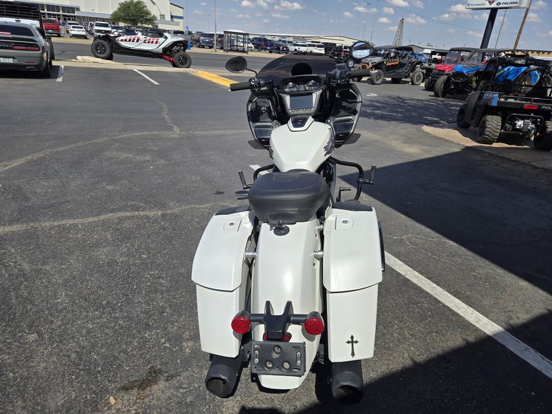 2020 Indian Motorcycle CHALLENGER DARK HORSE WHITE SMOKE Image 8
