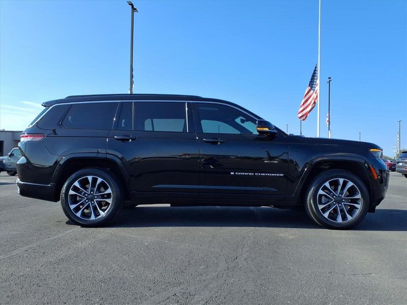 2024 Jeep Grand Cherokee Overland photo 3