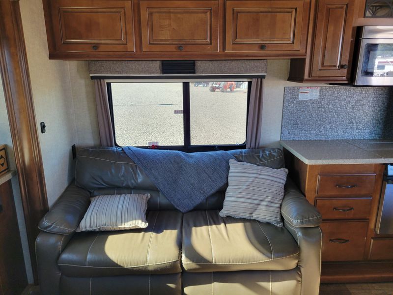 Used 2016 HEARTLAND BIG HORN 3010RE Image 9