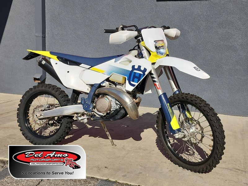 2024 HUSQVARNA TE 300  in a WHITE exterior color. Del Amo Motorsports of Los Angeles (562) 262-9181 delamomotorsports.com 