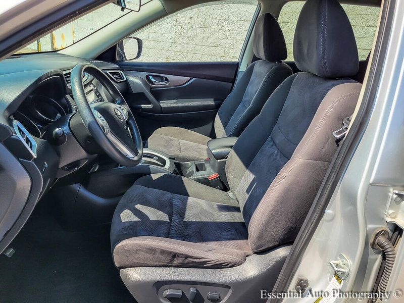 2015 Nissan Rogue SV photo 8