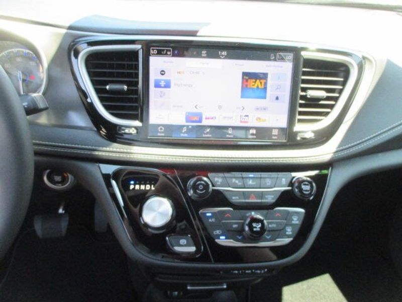 New 2025 Chrysler Pacifica SelectImage 19