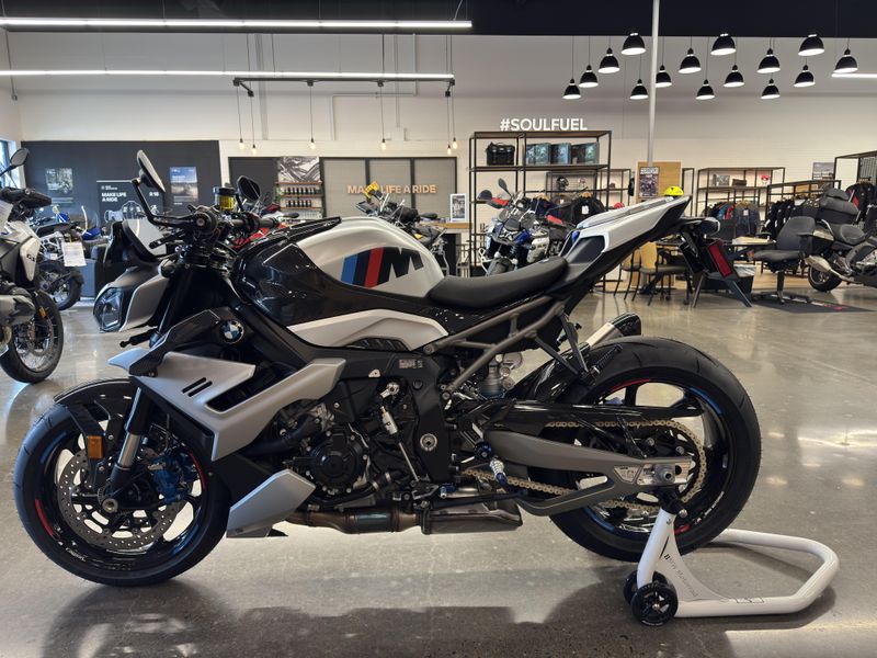 2025 BMW M 1000 R - WHITE ALUMINUM METALLIC MATTE  