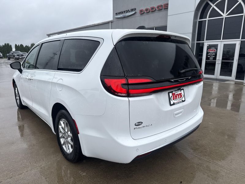 New 2027 Chrysler Pacifica SelectImage 38