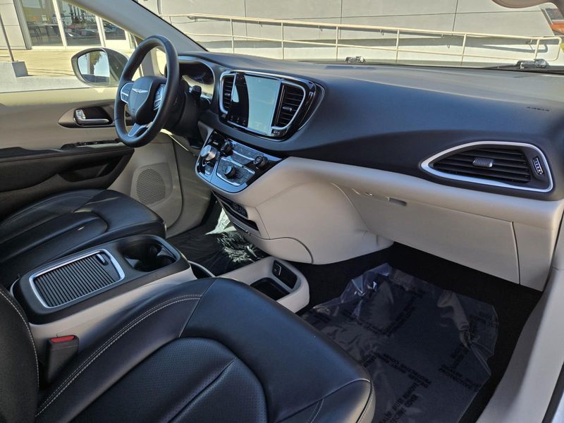 Used 2023 Chrysler Pacifica Touring L FWD