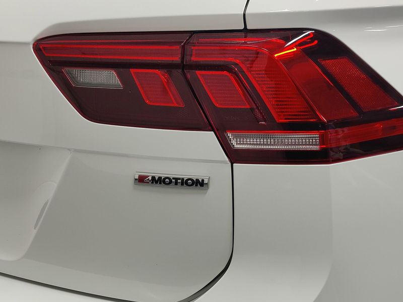 Used 2021 Volkswagen Tiguan SE AWD R-Line Black w/SunroofImage 5