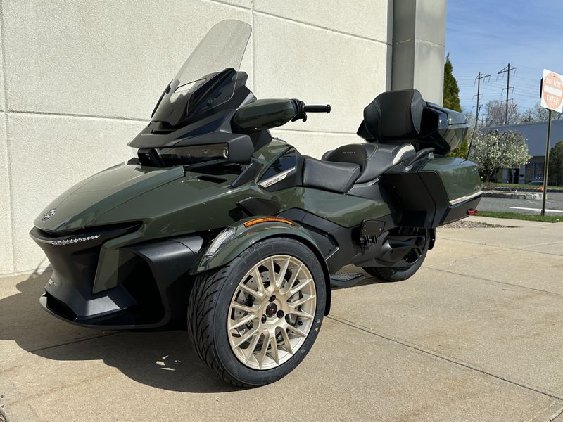 2023 Can-Am SPYDER RT SEA TO SKY in a GREEN SHADOW / PROSECCO exterior color. Cross Country Powersports 732-491-2900 crosscountrypowersports.com 