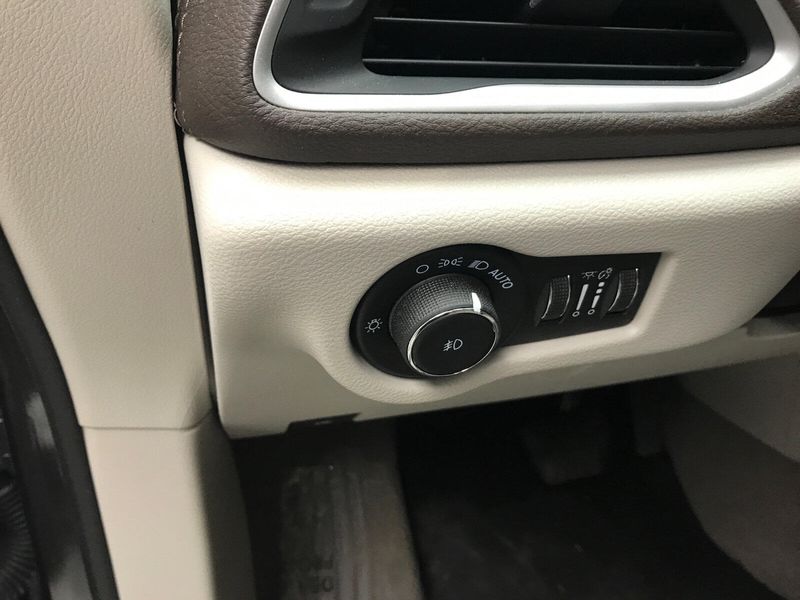Used 2021 Chrysler Pacifica Touring LImage 4