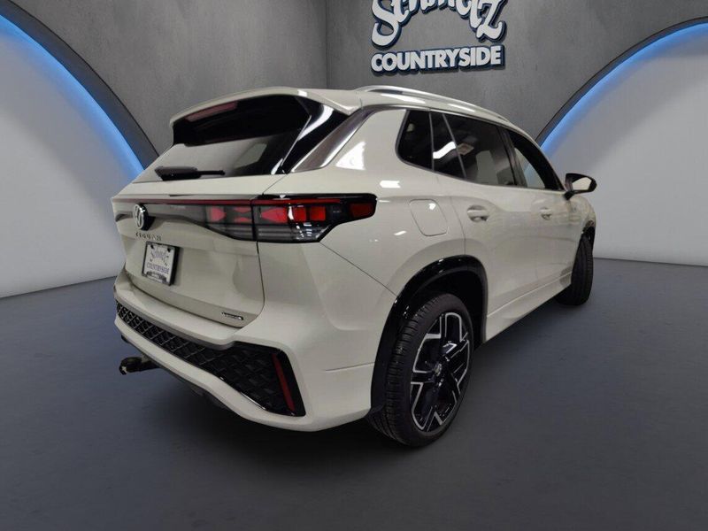 Used 2025 Volkswagen Tiguan SEL R-Line AWD w/Sunroof/NavImage 15