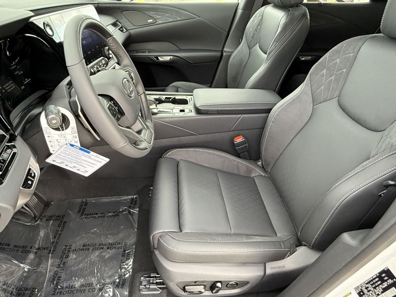 2025 Lexus RX Image 18