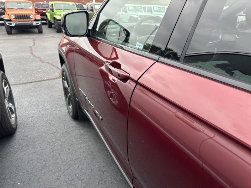 New 2025 Jeep Grand Cherokee L Altitude X 4x4Image 10