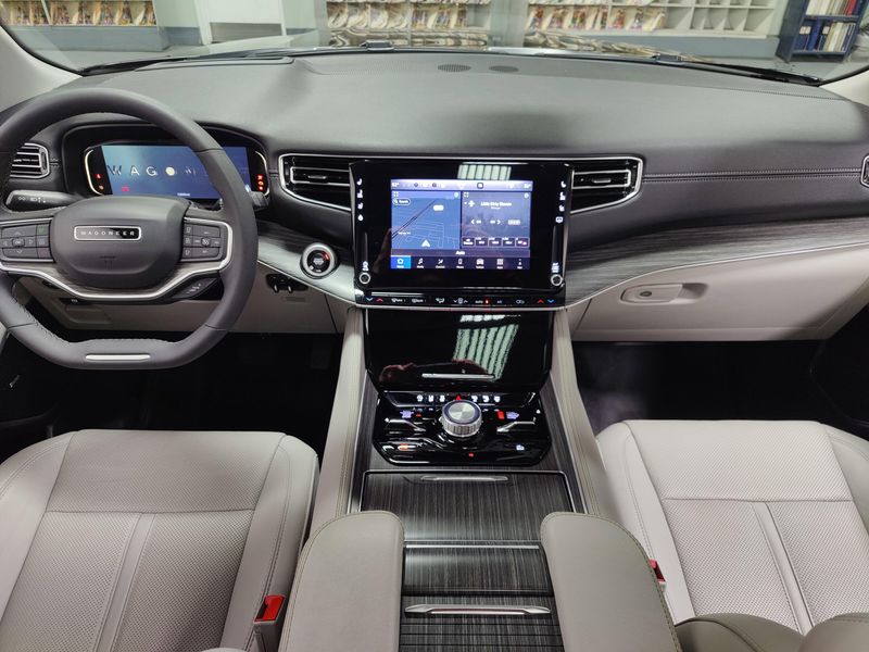 2024 Jeep Wagoneer Series III Premium 4x4 w/Conv/RSEImage 25