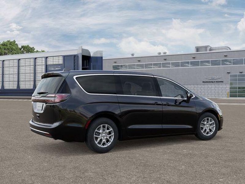 New 2026 Chrysler Pacifica SelectImage 4
