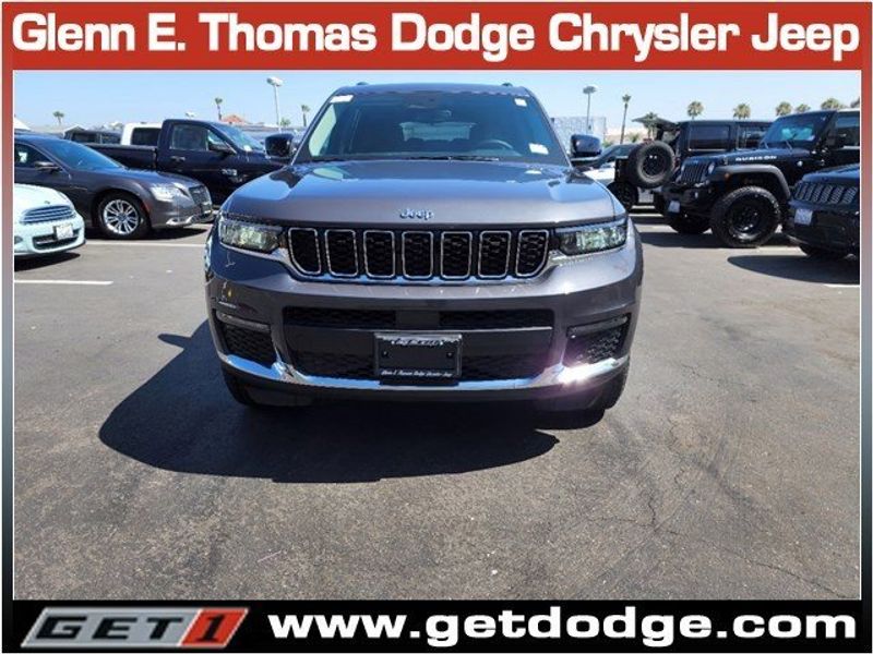 2022 Jeep Grand Cherokee L Limited 4x4Image 2