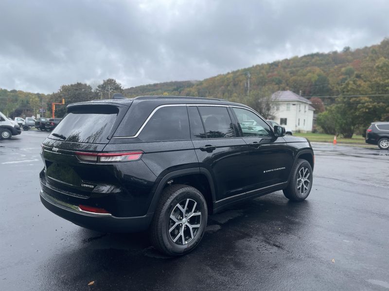 2025 Jeep Grand Cherokee Limited photo 4