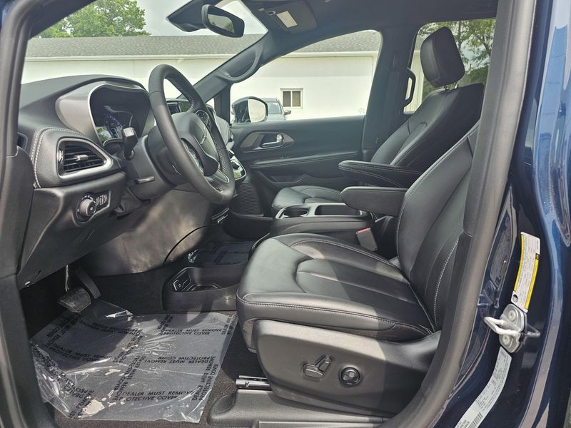 2025 Chrysler Pacifica SelectImage 10