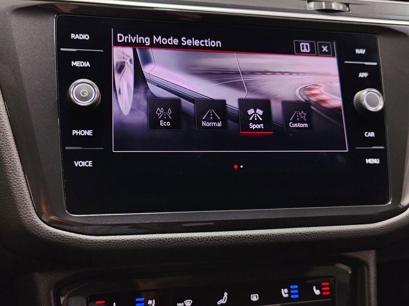 Used 2024 Volkswagen Tiguan AWD SEL R-Line w/Sunroof/NavImage 31