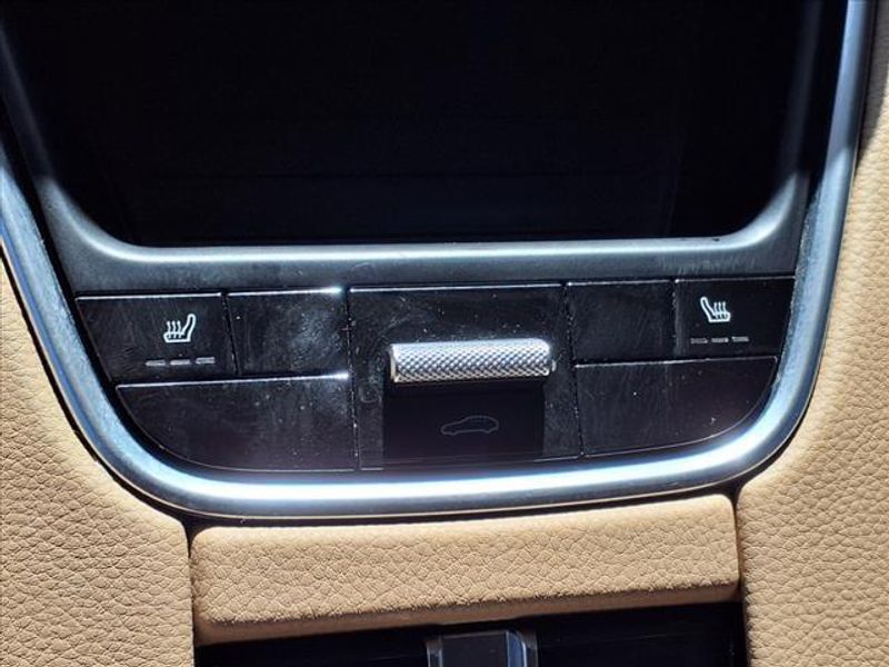 2017 Porsche Panamera BaseImage 17