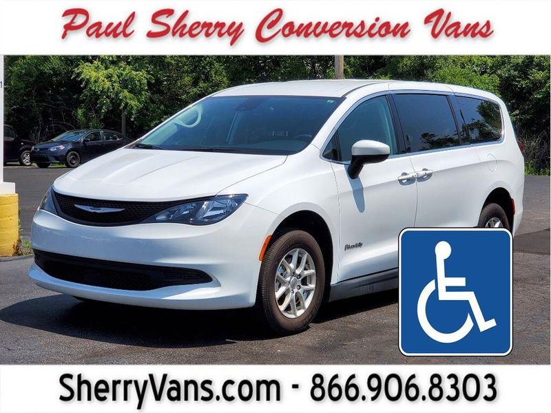 2022 Chrysler Voyager LXImage 1