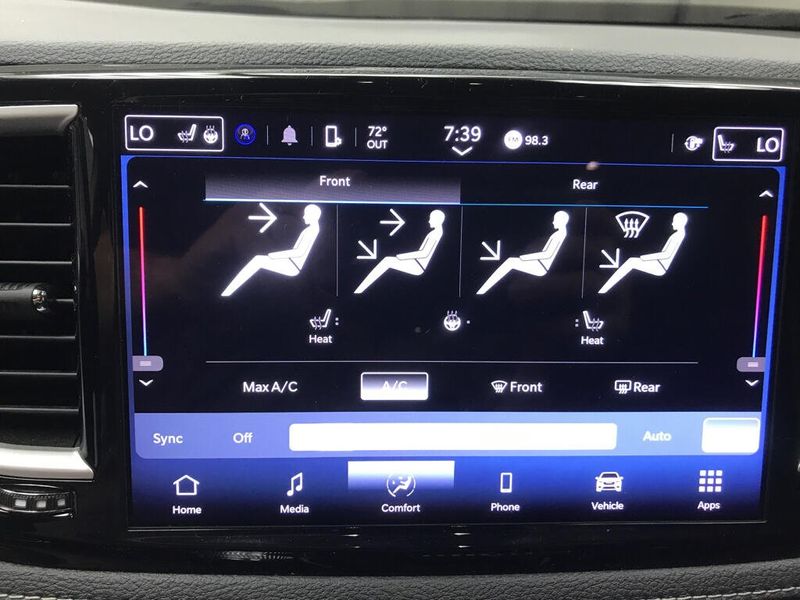 Used 2023 Chrysler Pacifica Touring LImage 9