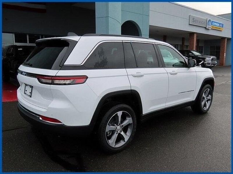 2024 Jeep Grand Cherokee 4xe Base 4xe in a Bright White Clear Coat exterior color and Wicker Beige/Blackinterior. Papas Jeep Ram In New Britain, CT 860-356-0523 papasjeepram.com 