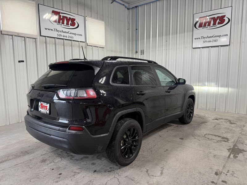 Used 2023 Jeep Cherokee Altitude LuxImage 3