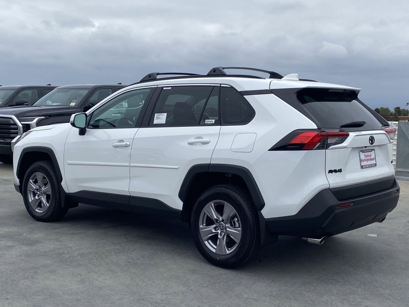 2025 Toyota RAV4 XLEImage 5