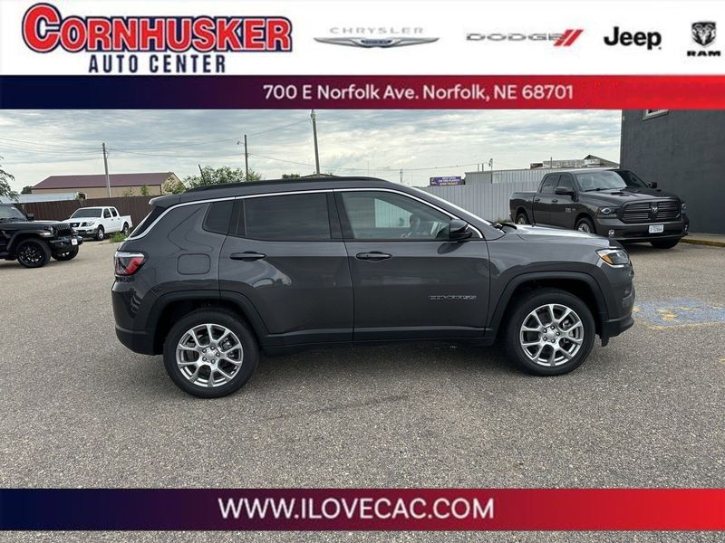 2024 Jeep Compass Latitude Lux 4x4Image 1