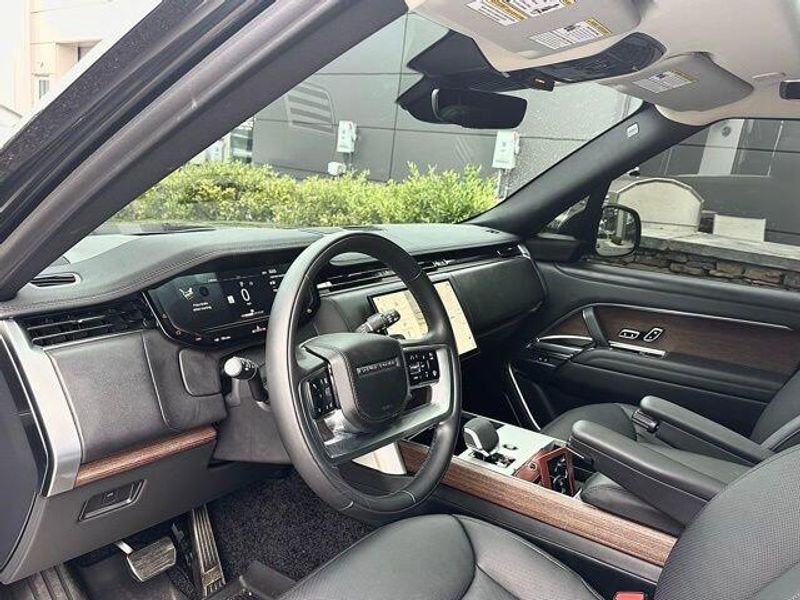2025 Land Rover Range Rover SE