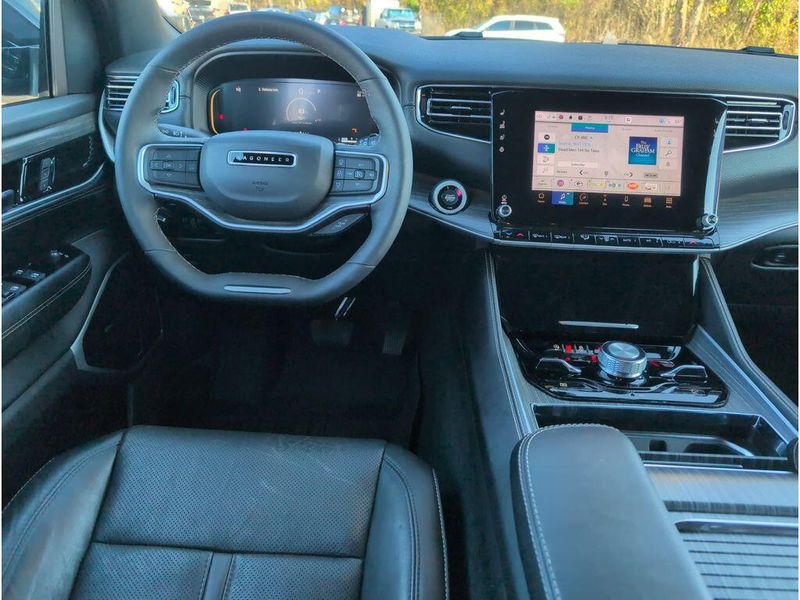 2023 Jeep Wagoneer L Series IIIImage 33