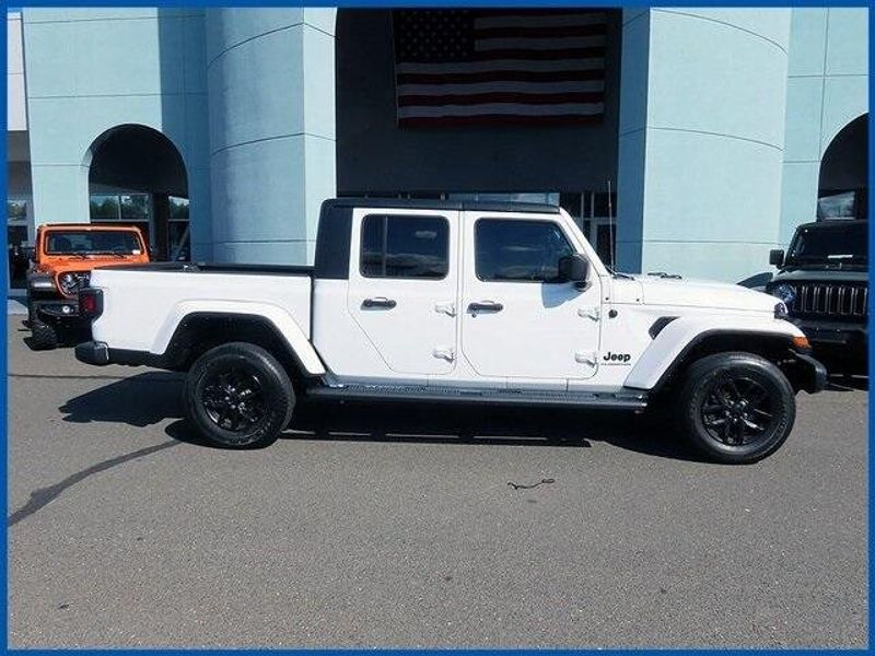 2022 Jeep Gladiator Altitude photo 2