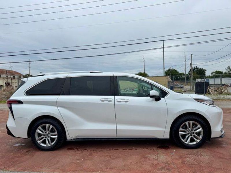 Used 2022 Toyota Sienna LimitedImage 4