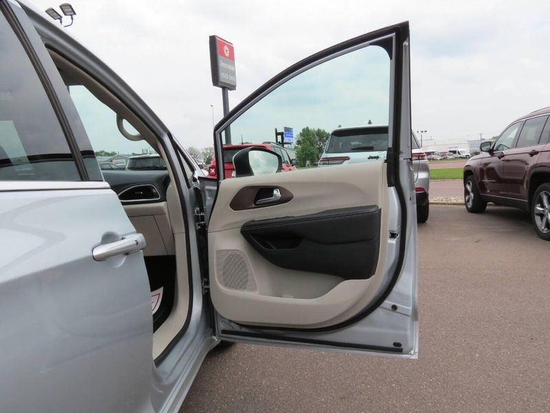 2023 Chrysler Voyager LX 4dr Mini VanImage 23