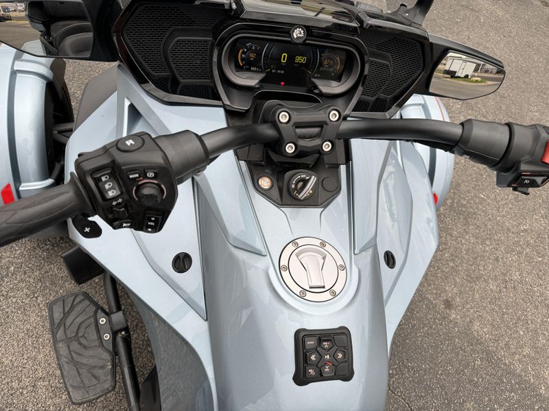 2021 Can-Am RD SPYDER F3 LTD BLUEImage 9