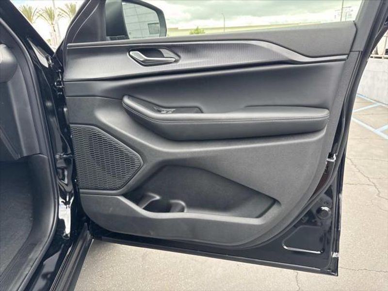 New 2026 Jeep Grand Cherokee Laredo 4x2