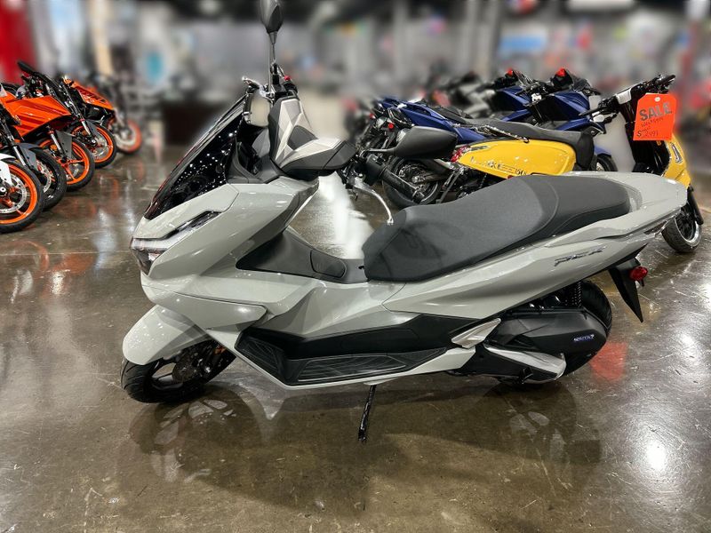 2025 Honda PCX Image 16