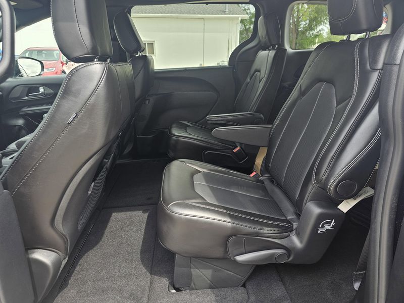 2025 Chrysler Pacifica SelectImage 11