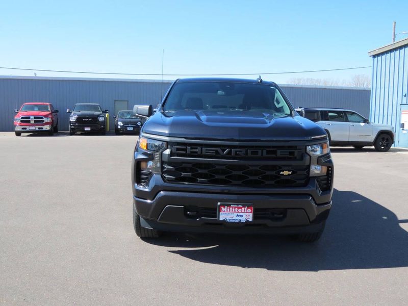 2022 Chevrolet Silverado 1500 Custom 4x4 4dr Crew Cab 5.8 ft. SBImage 3