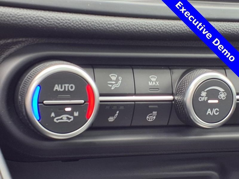 New 2025 Alfa Romeo Giulia IntensaImage 22