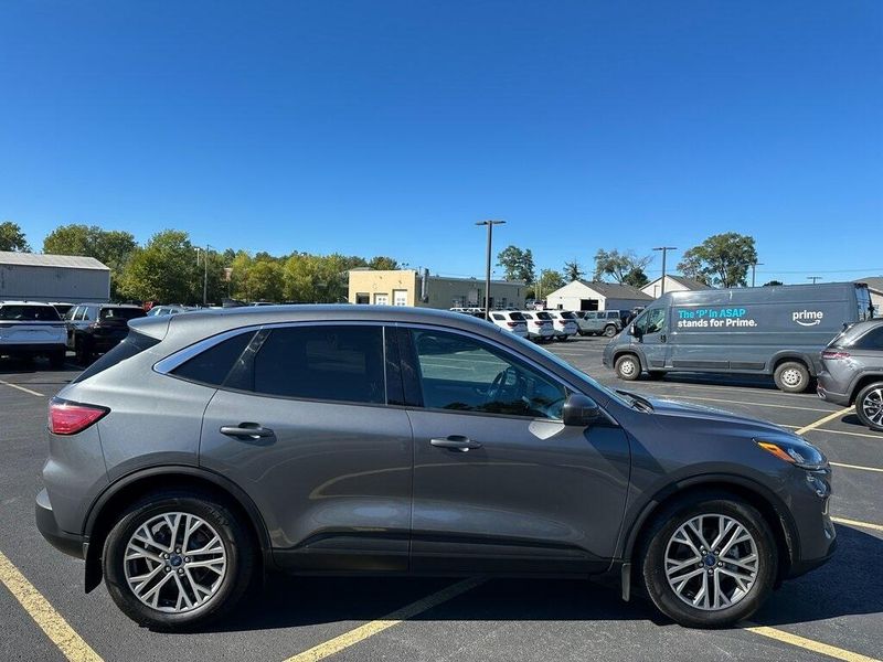 2022 Ford Escape SEL photo 2