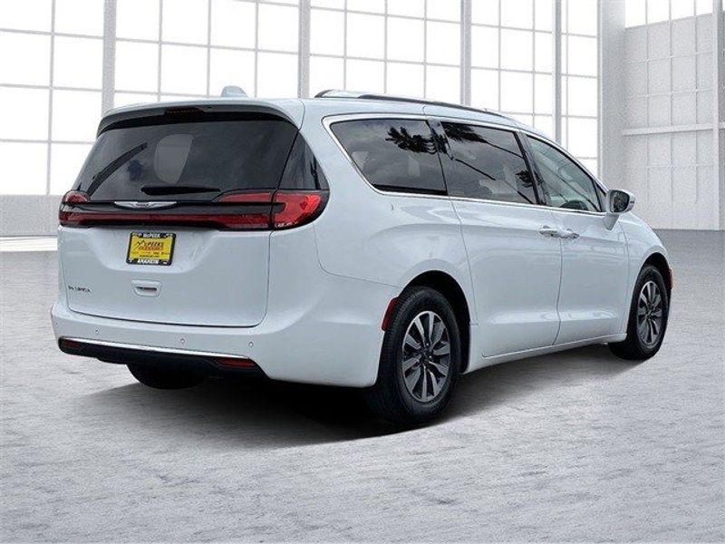 2021 Chrysler Pacifica Touring LImage 3